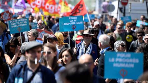 Zehntausende Demonstrierten In Paris Gegen Macrons Politik