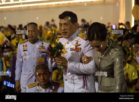 El Rey Maha Vajiralongkorn Y La Reina Suthida De ThailandÂ Saludan A