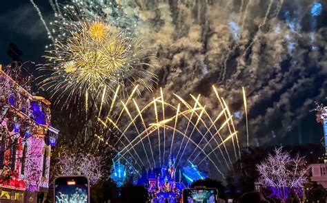 FIRST LOOK at New 'Wondrous Journeys' Fireworks Show in Disneyland ...