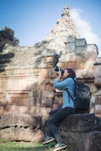 Vista Traseira De Um Homem Fotografando Uma Rocha Foto Premium