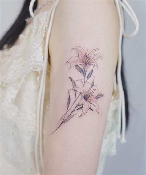 lily flower tattoo | Tatuagem de flores para ombro, Idéias de tatuagem ...