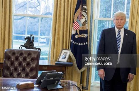 56 Trump Oval Office Desk Stock Photos, High-Res Pictures, and Images ...