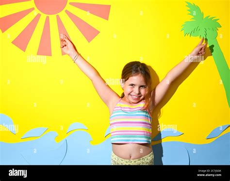 Petite fille en bikini sur la plage Banque de photographies et dimages à haute résolution