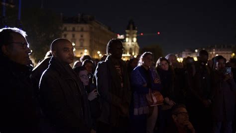 VidÉo Sos Racisme Illumine Le Pont Neuf En Hommage Aux Victimes Du