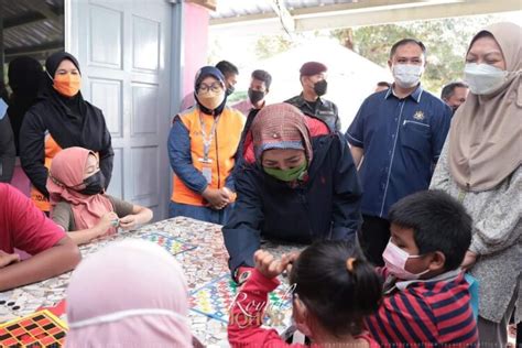 Banjir Permaisuri Johor Serah Sumbangan Peribadi Kosmo Digital