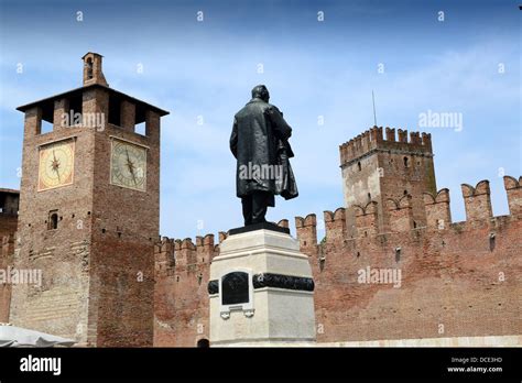 Verona Italia Statua Di Camillo Benso Conte Di Cavour E Il Castello Di