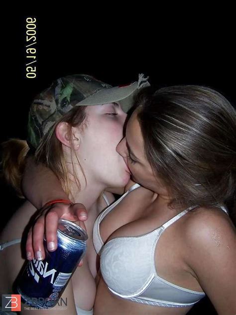 Smooching Gals ZB Porn