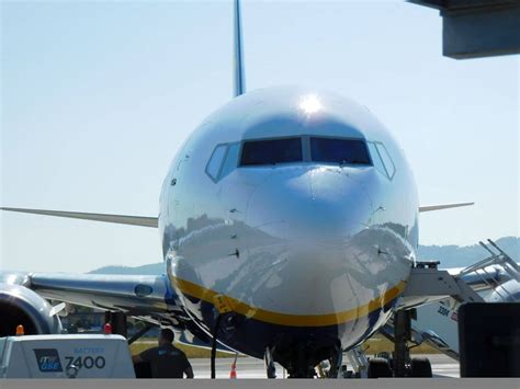 Dublin: Nose gear of Ryanair B737 failed during landing – Aviation.Direct