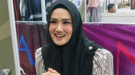 Mulan Jameela Unggah Foto Candid Saat Rapat Penampilannya Curi