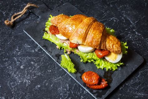 Sanduíche Do Croissant Atum O Ovo Cozido Duro a Salada E Os