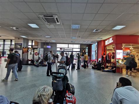 Haos la Aeroportul Cluj la Plecări Oamenii stau pe jos dar se