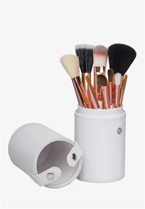 The Best Makeup Brush Holder Guide You Need In