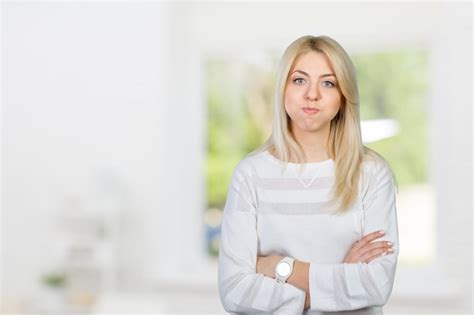 Femme Blonde Agissant Surprise Et Confuse Photo Gratuite