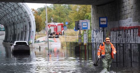 Warszawa zalana S8 pod wodą po ulewie Spadło tyle deszczu ile w