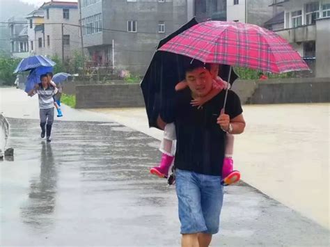 大暴雨侵袭开化，致敬风雨中那些义无反顾的身影！ 开化新闻网