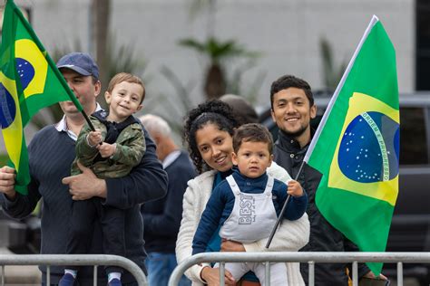 Milhares De Pessoas Participam Do Desfile De 7 De Setembro Em Curitiba