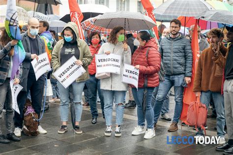 FOTO Lecco Trenta Associazioni Protestano Contro L Affossamento Del