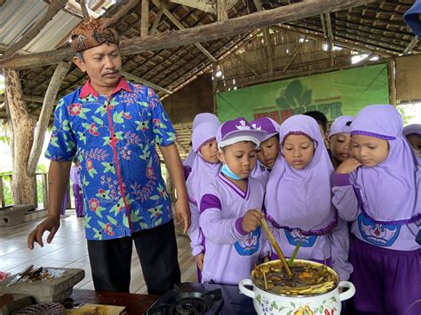 Berwisata Sambil Mengenal Tanaman Obat Dan Belajar Membuat Jamu Mau