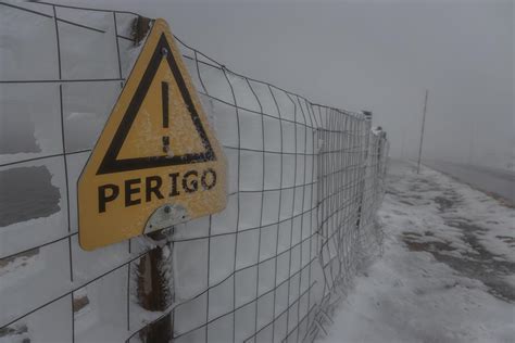 Neve Encerra Estradas No Maci O Da Serra Da Estrela Renascen A