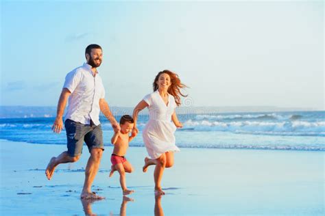 Famille Positive Courant Avec L Amusement Sur La Plage De Coucher Du