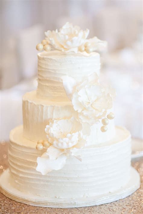 25 Amazing All White Wedding Cakes