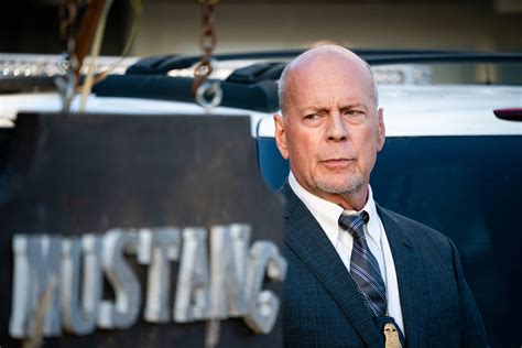 Download Bruce Willis Fbi Agent Wallpaper