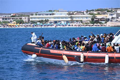 Migranti Nuovi Sbarchi A Lampedusa Arrivi In Ore