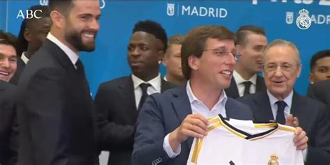 El Divertido Momento De Florentino P Rez Con Almeida Con La Camiseta