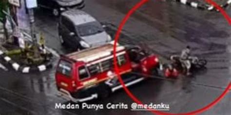 Terobos Lampu Merah Dan Tabrak Pemotor Sopir Angkot Di Medan Kena