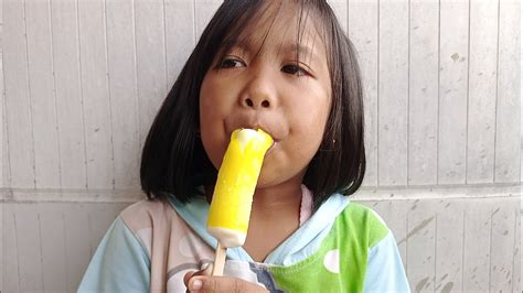 Aira Makan Es Krim Paddle Pop Pisang Es Krim Pisang Anak Anak Youtube