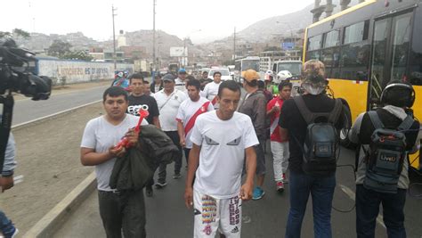 Transporte Taxis Colectivos Enfrentamientos Y Bloqueos En Lima Y