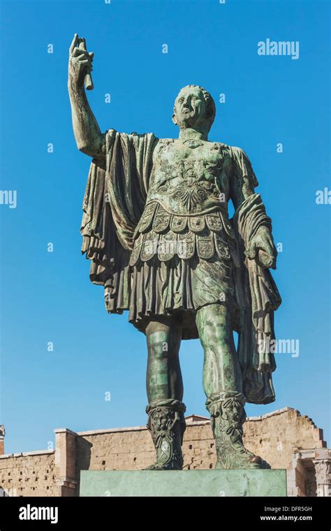 Statue De L Empereur Romain Gaius Julius Caesar En Face Du Forum D