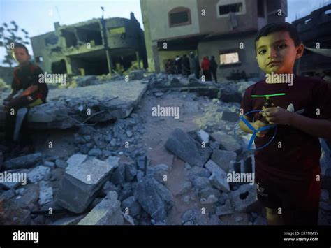 Gaza Palestina Th De Mayo De Los Palestinos Inspeccionan La