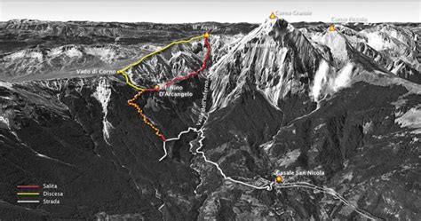 Alpinisti Gran Sasso Valle Dell Inferno Maestosa E Inquietante