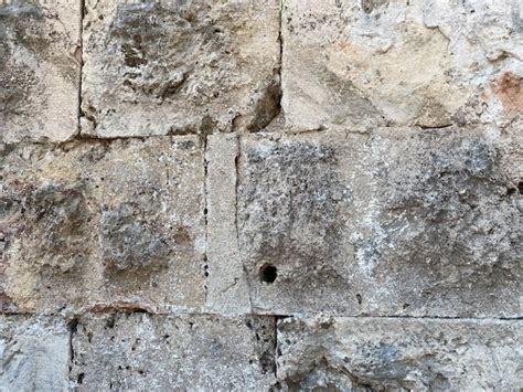 Un Fragmento De Un Muro De Piedra De Piedra Toscamente Labrada Foto