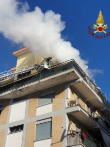 Roma Incendio In Un Appartamento Persone Salvate Dai Pompieri Con L