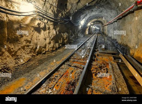 Mine Souterraine Chemin De Fer Souterrain Pour Le Transport Du Minerai