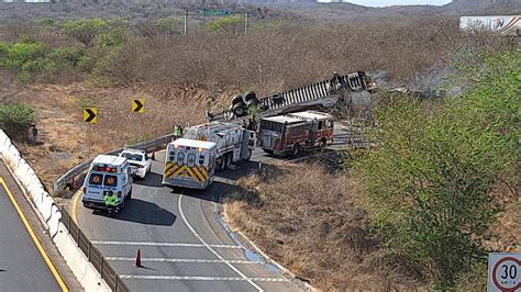 Se Lo Trag La Curva Se Vuelca E Incendia Cami N De Carga Por La