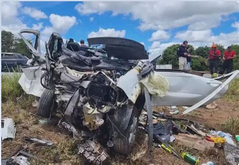 Duas pessoas morrem e três ficam feridas após batida frontal entre