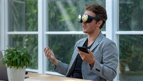 HTC: Vive Flow Will Get Support for iPhone and Two-handed Input
