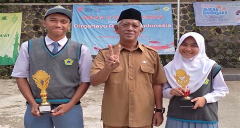 Penyerahan Penghargaan Kepada Peserta Didik Berprestasi Upacara