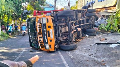 Tak Kuat Nanjak Lalu Rem Blong Truk Muatan Ratusan Galon Terguling Di