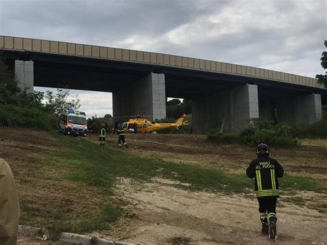 Incidente Sul Lavoro Porto San Elpidio Operaio Ferito Mentre Lavora Al