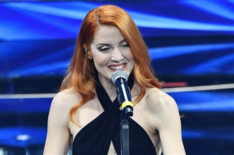 Sanremo 2022 Noemi Con Schiena Nuda E Ombelico Scoperto Esprime Con