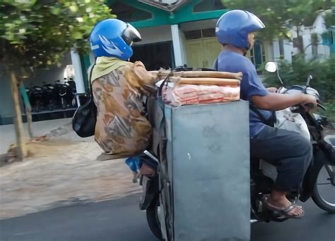 5 Tips Aman Berboncengan Saat Naik Motor