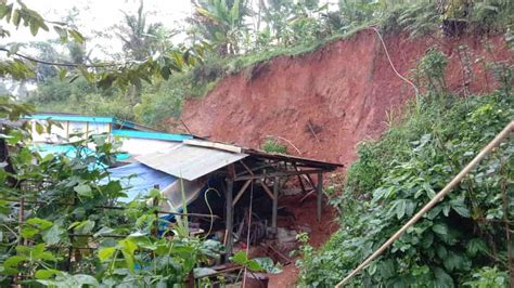 Diguyur Hujan Dua Hari Tebing Longsor Timpa Rumah Di Pangandaran