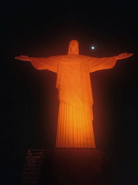 Cristo Redentor Foi Iluminado De Laranja No Dia De Doar Mais Rio De