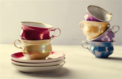 Vacie El Vajilla Las Tazas Y Las Placas Coloridos De La Porcelana En