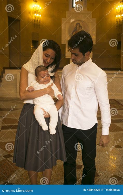 Famille Chrétienne Heureuse Dans Le C Apostolique Arménien Photo stock