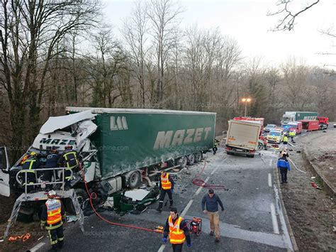 Frangy Violent Choc Frontal Entre Deux Poids Lourds Les Deux